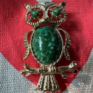 Vintage Gerry’s greenstone jelly belly cabochon owl brooch pin gold tone